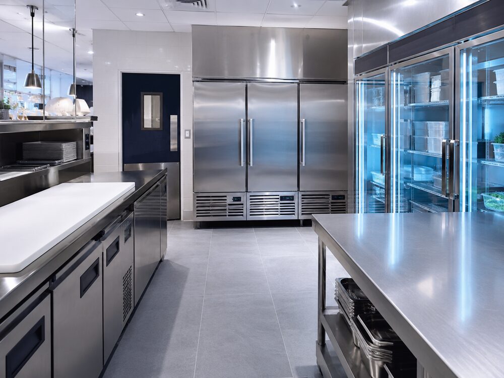 Equipamentos de refrigeração numa cozinha profissional